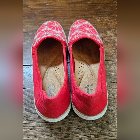 Clarks Women's Elaina Harbor Cherry Red With White Floral Embroidery - Picture 6 of 9